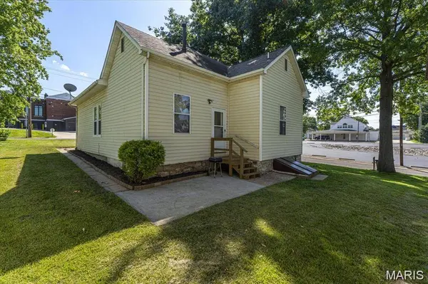 214 E Market ST, Columbia, IL 62236
