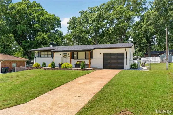 1333 N Evergreen LN, Columbia, IL 62236