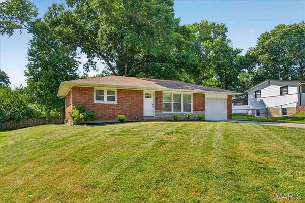 1329 N Evergreen LN, Columbia, IL 62236