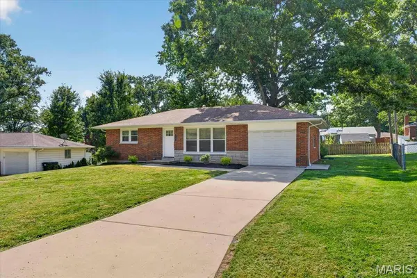 1329 N Evergreen LN, Columbia, IL 62236