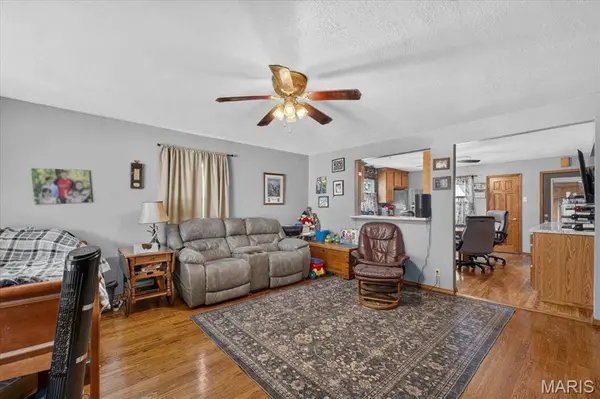 908 S Main ST, Columbia, IL 62236