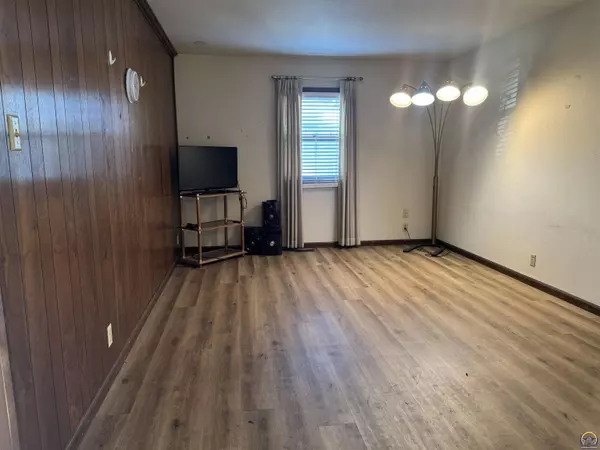 4300 SW 30th St, Topeka, KS 66614