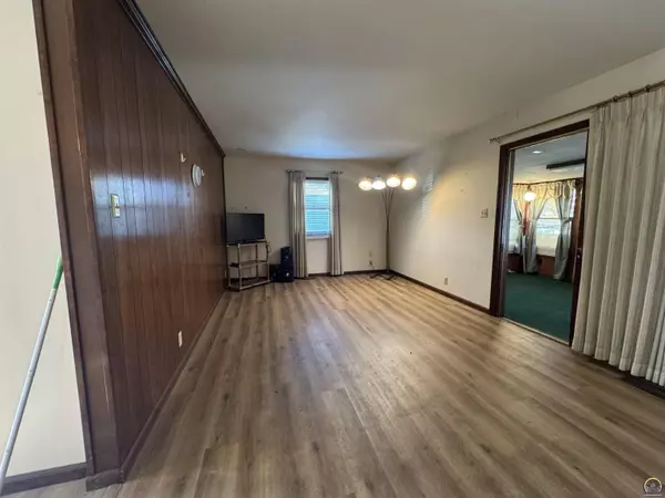 4300 SW 30th St, Topeka, KS 66614