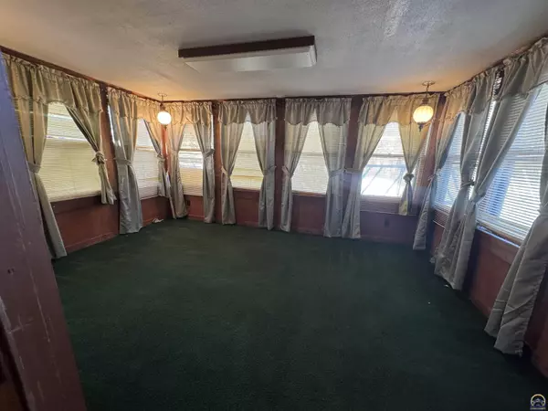 4300 SW 30th St, Topeka, KS 66614