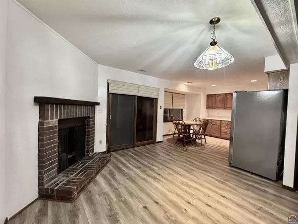 2926 SW Arrowhead RD, Topeka, KS 66614