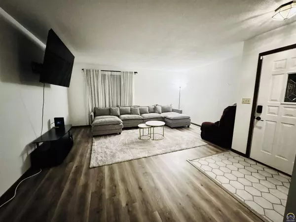 2926 SW Arrowhead RD, Topeka, KS 66614