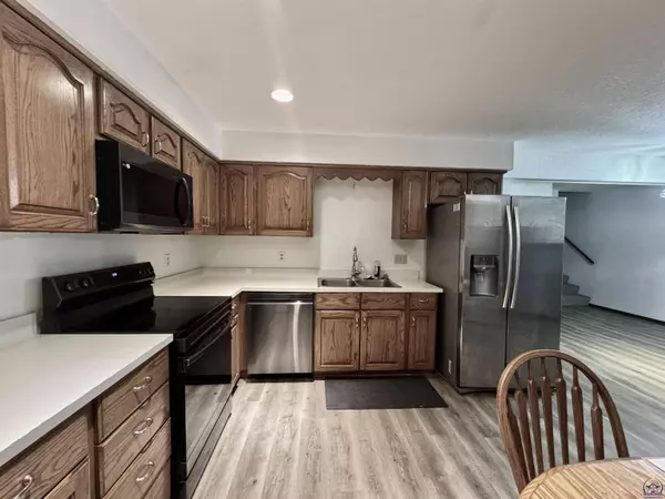 2926 SW Arrowhead RD, Topeka, KS 66614