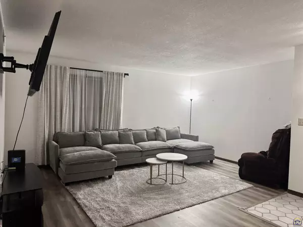 2926 SW Arrowhead RD, Topeka, KS 66614