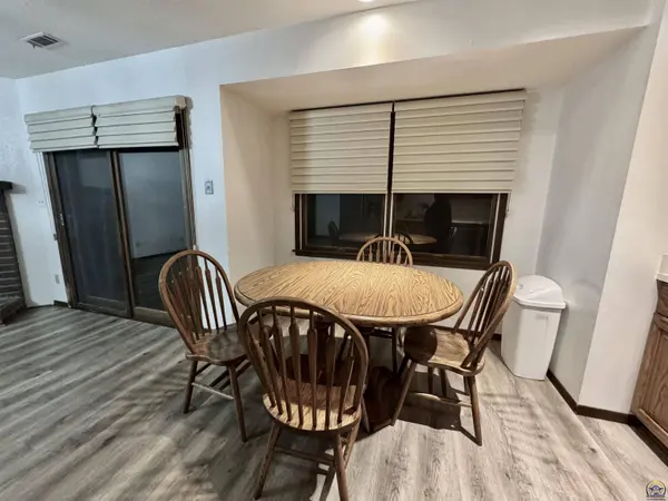 2926 SW Arrowhead RD, Topeka, KS 66614