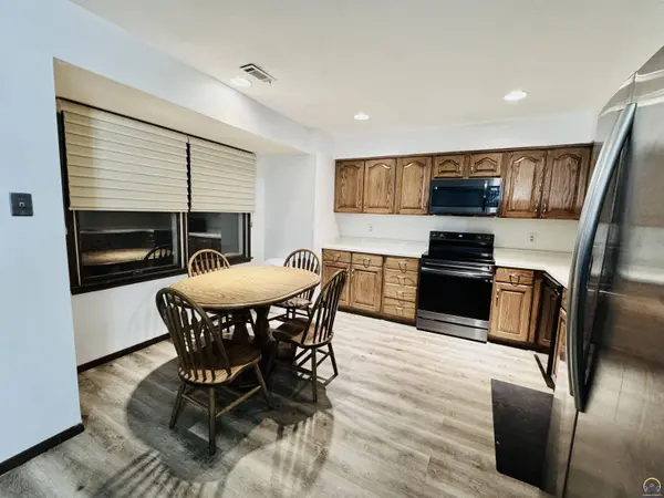 2926 SW Arrowhead RD, Topeka, KS 66614