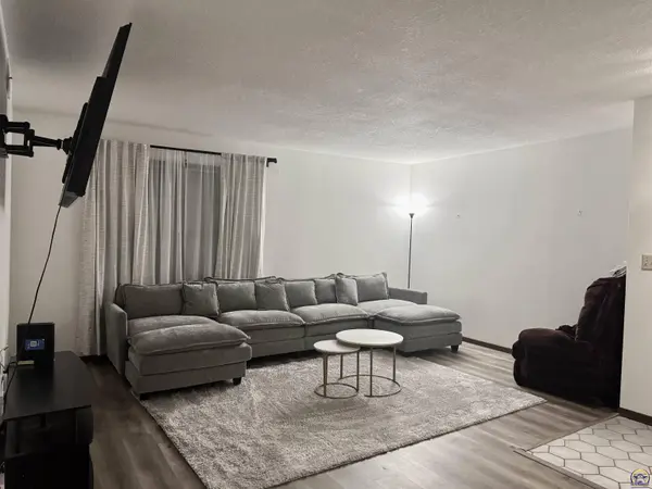 2926 SW Arrowhead RD, Topeka, KS 66614