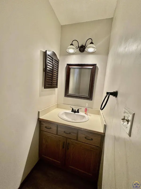 2926 SW Arrowhead RD, Topeka, KS 66614