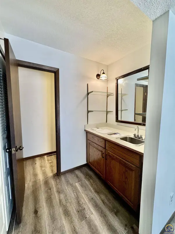 2926 SW Arrowhead RD, Topeka, KS 66614