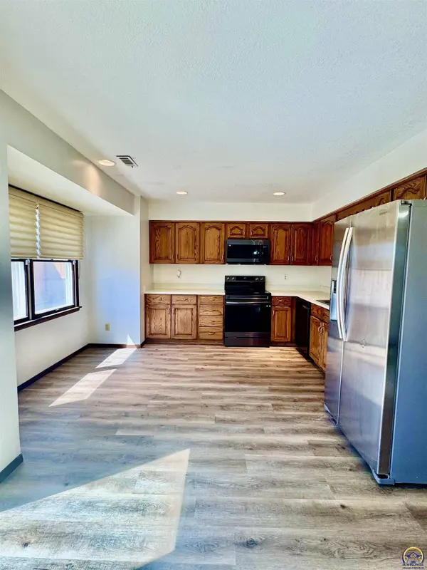 2926 SW Arrowhead RD, Topeka, KS 66614