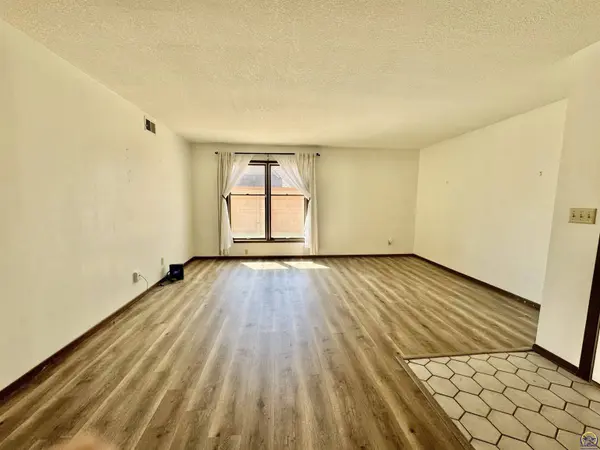 2926 SW Arrowhead RD, Topeka, KS 66614