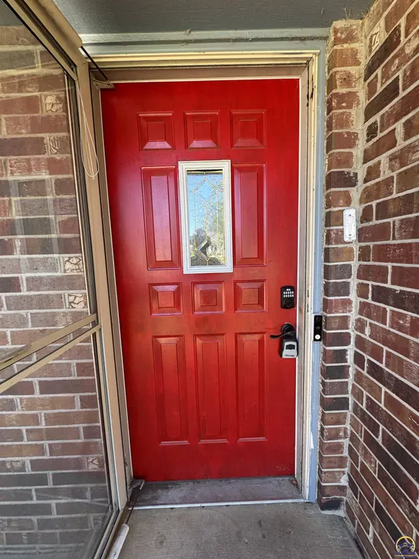 2926 SW Arrowhead RD, Topeka, KS 66614