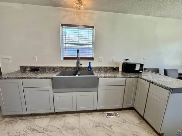 1237 SW Lincoln ST, Topeka, KS 66610