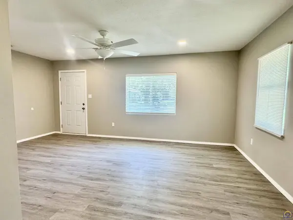 227 SE 33rd TER, Topeka, KS 66605