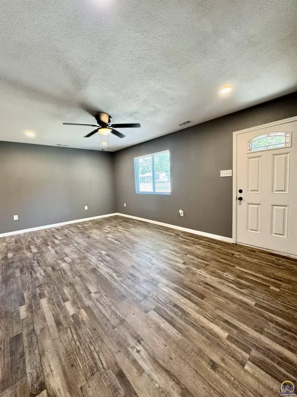 3359 SE Irvingham ST, Topeka, KS 66605