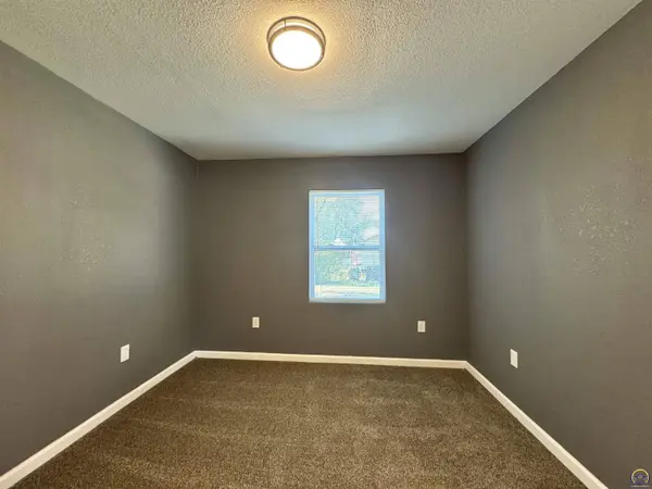 3359 SE Irvingham ST, Topeka, KS 66605
