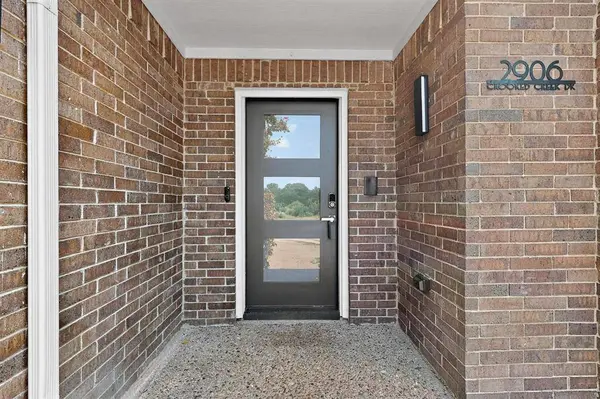 2906 Crooked Creek Drive, Carrollton, TX 75007