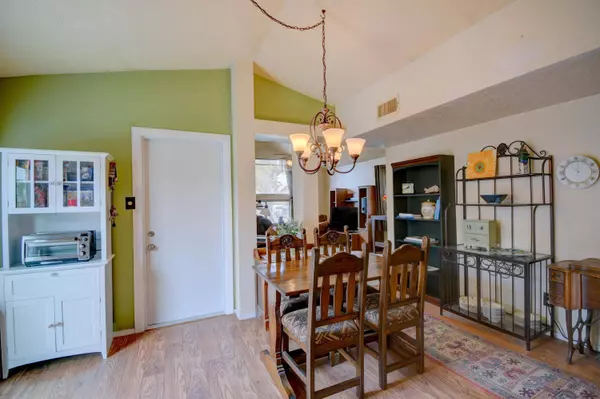 1079 CAMINO DEL REY SW, Los Lunas, NM 87031