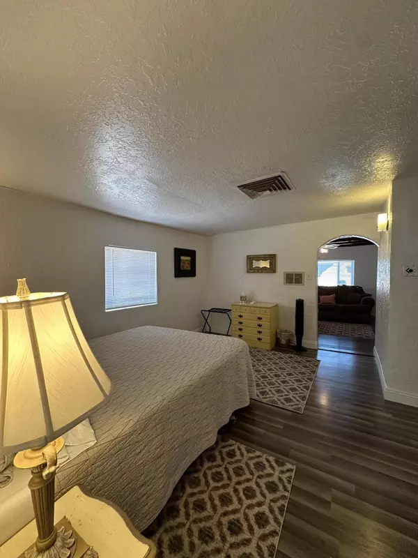 2120 DORA AVE NW, Albuquerque, NM 87104