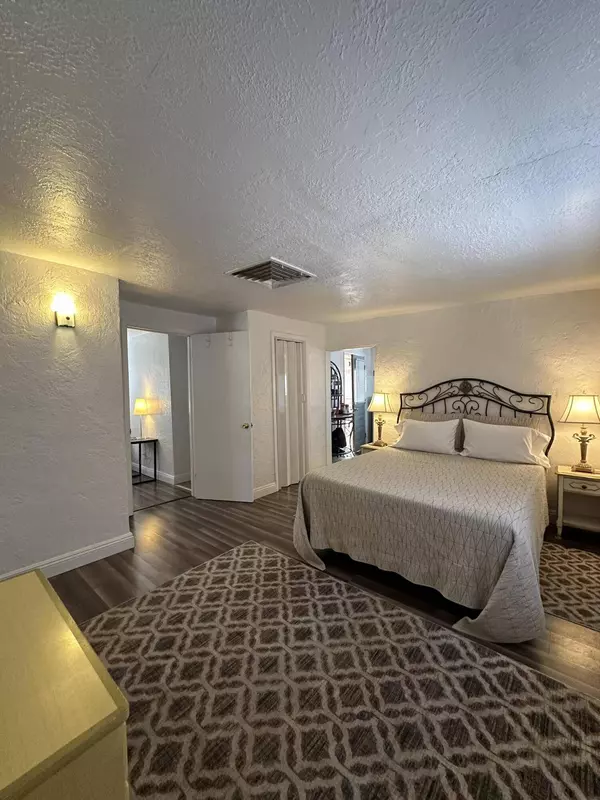 2120 DORA AVE NW, Albuquerque, NM 87104