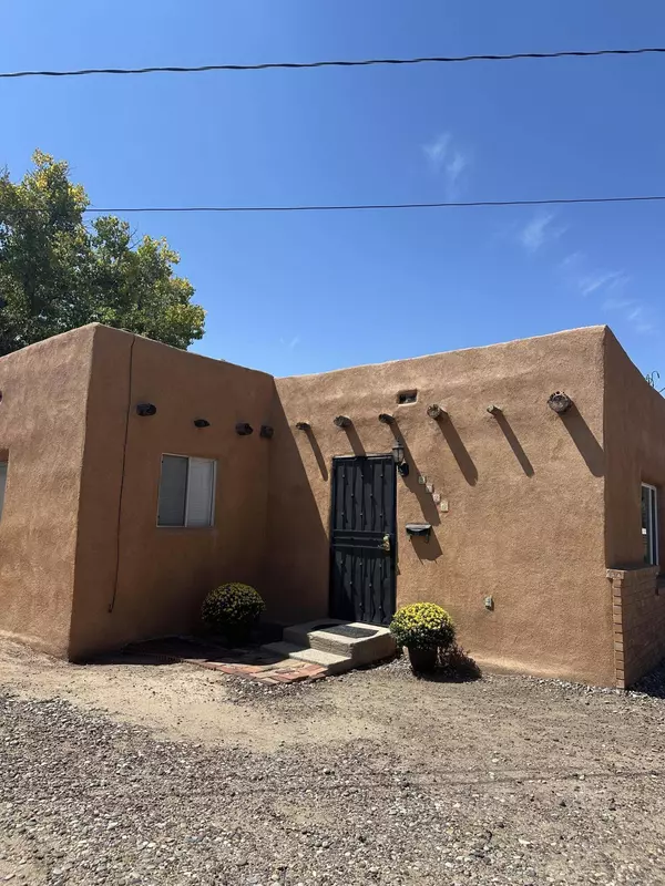 2120 DORA AVE NW, Albuquerque, NM 87104