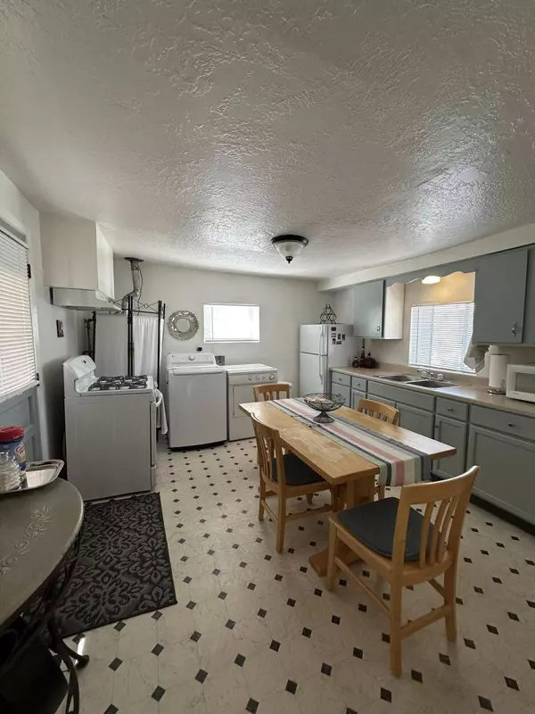 2120 DORA AVE NW, Albuquerque, NM 87104