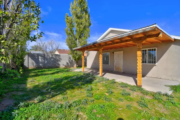 8700 Spotted Pony AVE SW, Albuquerque, NM 87121