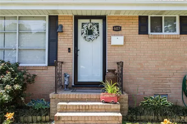 607 Pinehurst AVE, Colonial Heights, VA 23834