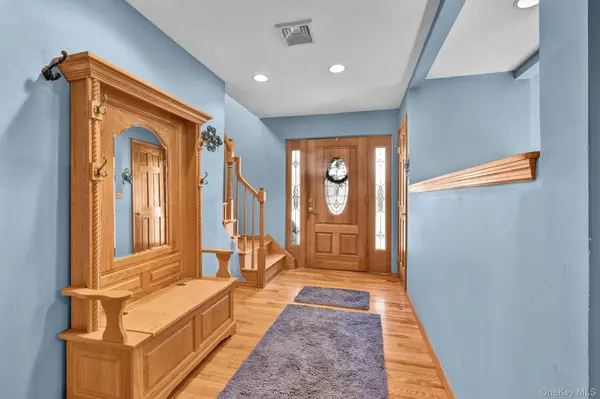 4 Applesauce LN, Wappingers Falls, NY 12590