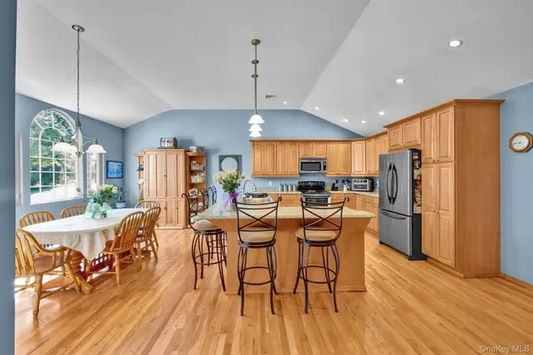 4 Applesauce LN, Wappingers Falls, NY 12590