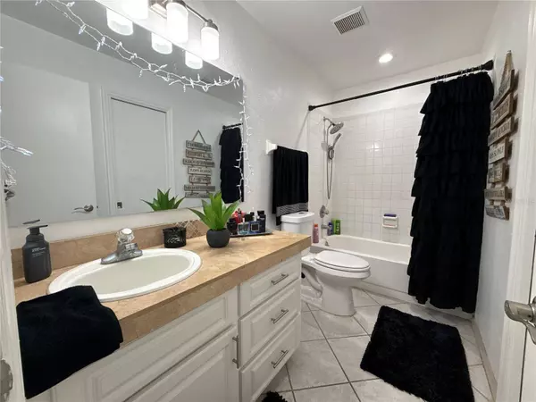 5217 PINE MILL CT #32, Tampa, FL 33617