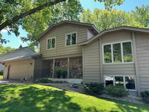 7201 Lakeview DR, Bloomington, MN 55438