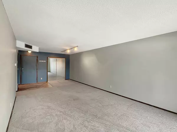 122 Demont AVE E #358, Little Canada, MN 55117