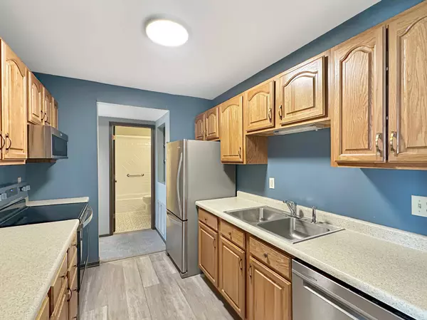 122 Demont AVE E #358, Little Canada, MN 55117