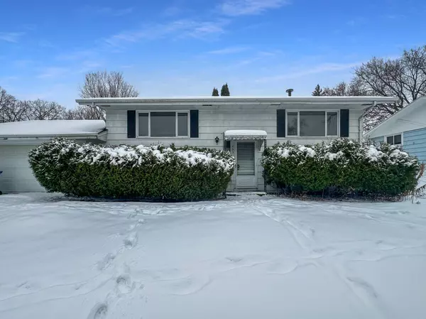 593 Continental DR, New Brighton, MN 55112