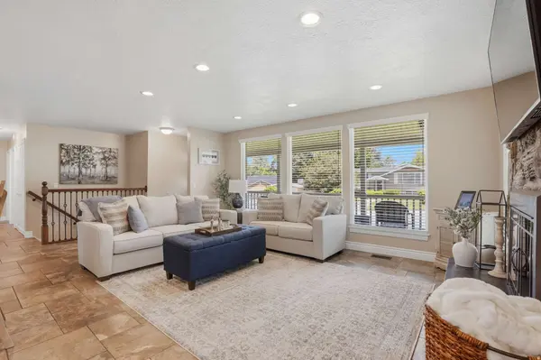 2590 E COUNTRY AVE, Cottonwood Heights, UT 84121