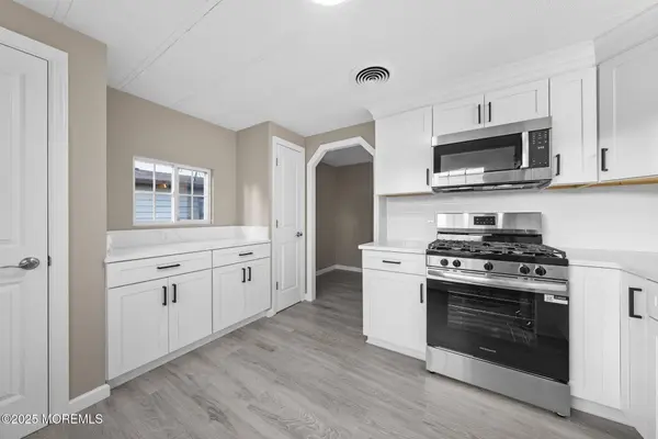 13 Deerbrook Boulevard, North Brunswick, NJ 08902