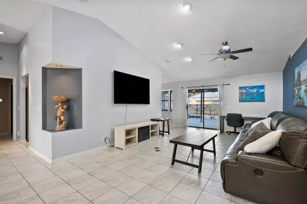 471 SE Ron Rico TER, Port Saint Lucie, FL 34983