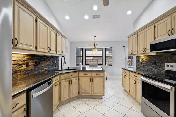 471 SE Ron Rico TER, Port Saint Lucie, FL 34983