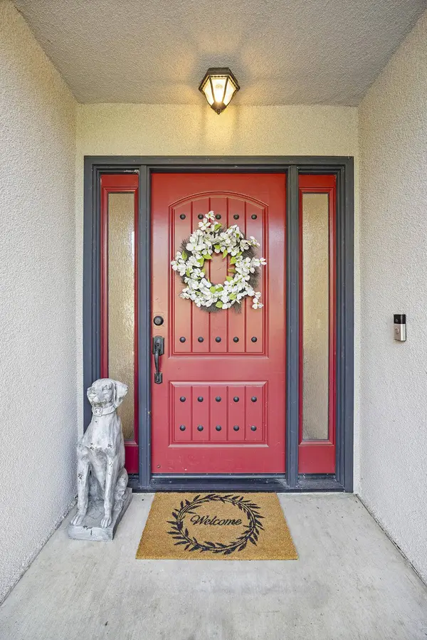 525 N Greenview Court, Visalia, CA 93291