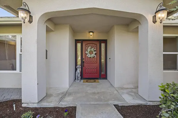 525 N Greenview Court, Visalia, CA 93291