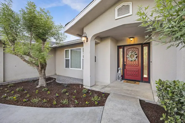 525 N Greenview Court, Visalia, CA 93291