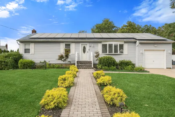77 Winchester Dr, Lindenhurst, NY 11757-1713