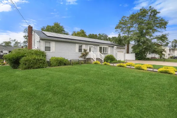77 Winchester Dr, Lindenhurst, NY 11757-1713