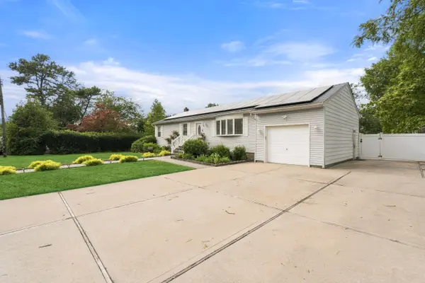 77 Winchester Dr, Lindenhurst, NY 11757-1713