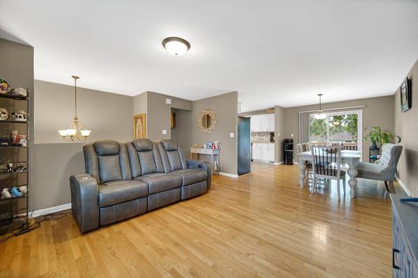 609 W Romeo RD, Romeoville, IL 60446